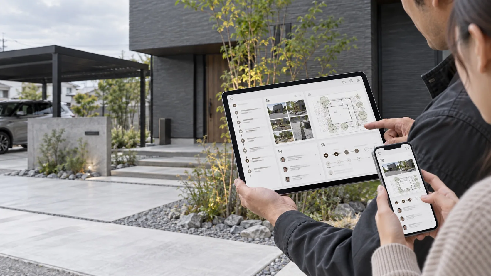 タブレットとスマートフォンで施主共有システムの画面を見ているところ