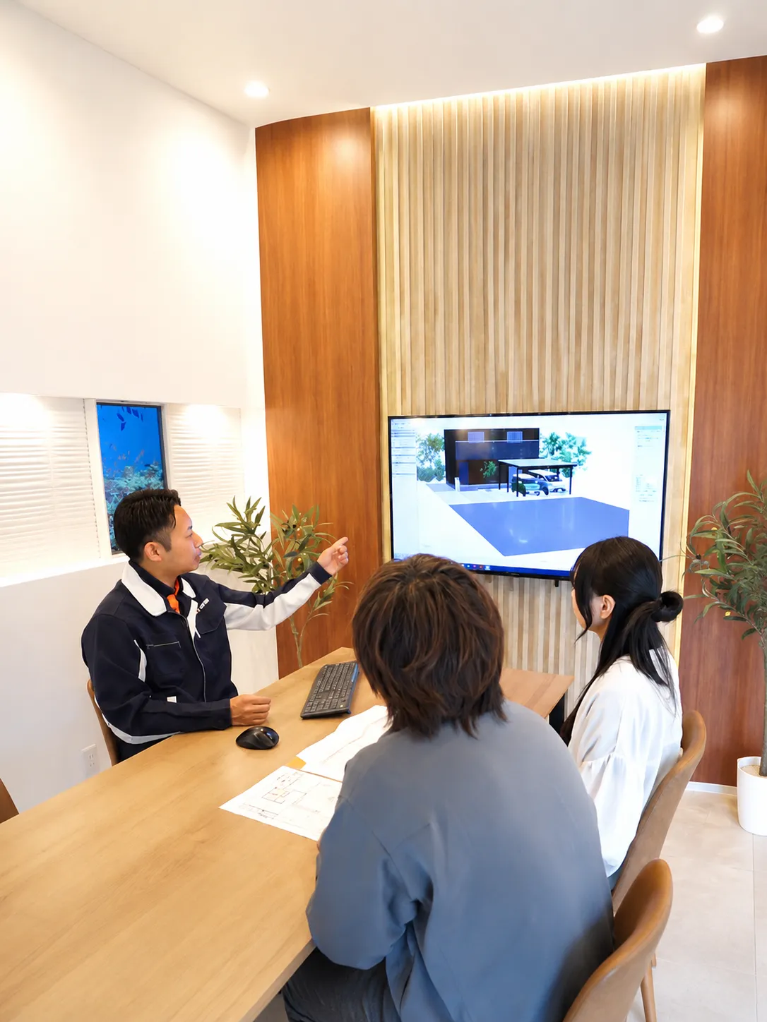 社員へ提案内容を説明する研修の様子