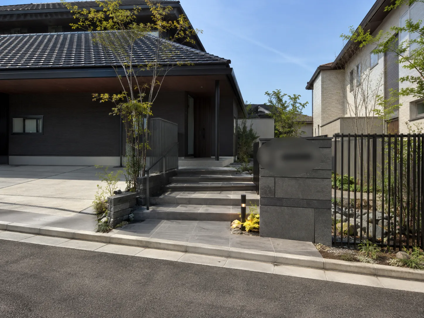 道路から玄関までをつなぐ玄関アプローチの施工例