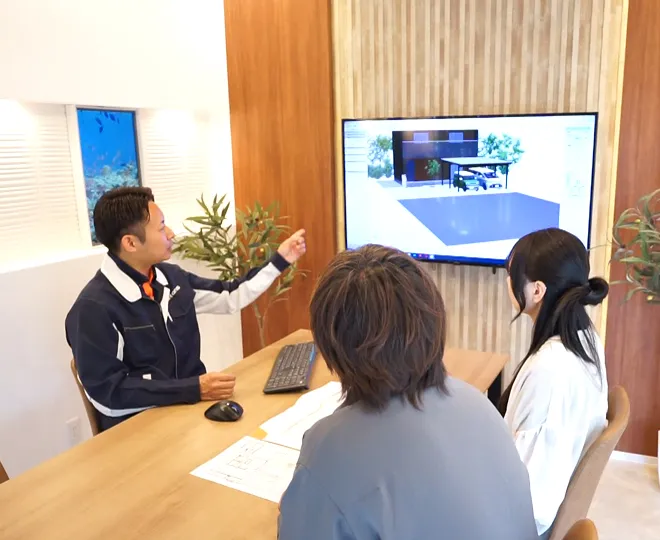 仙台で外構業者と打ち合わせする様子（AIパースで完成イメージを確認）