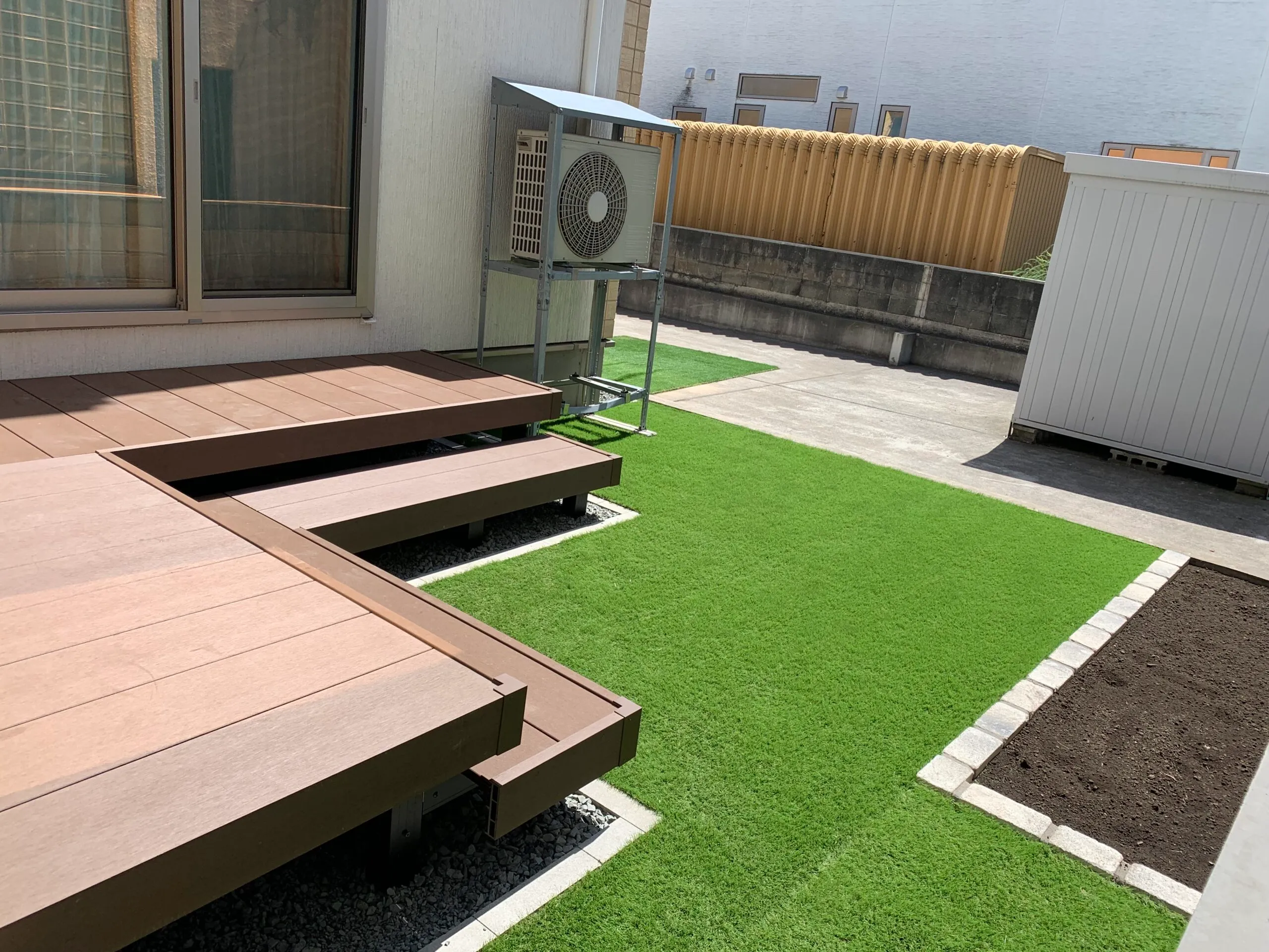 仙台市太白区の人工芝とウッドデッキの施工事例