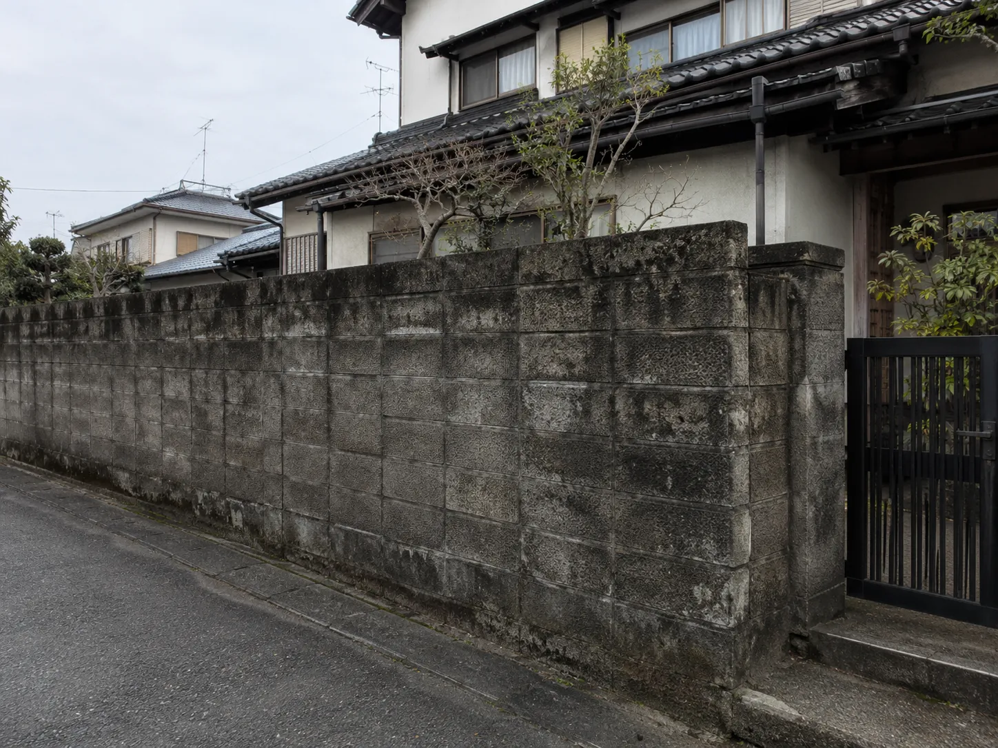 撤去前の古いブロック塀