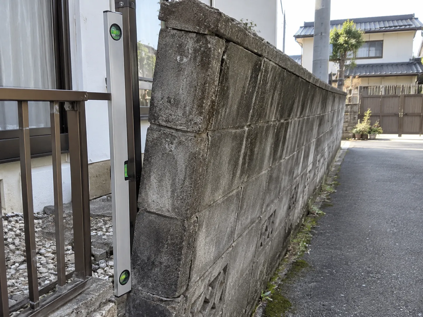 傾いたブロック塀