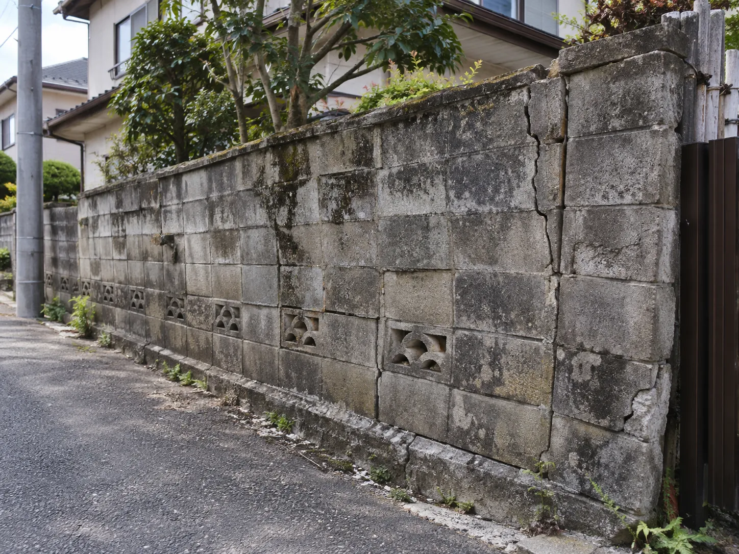 経年劣化した住宅のブロック塀