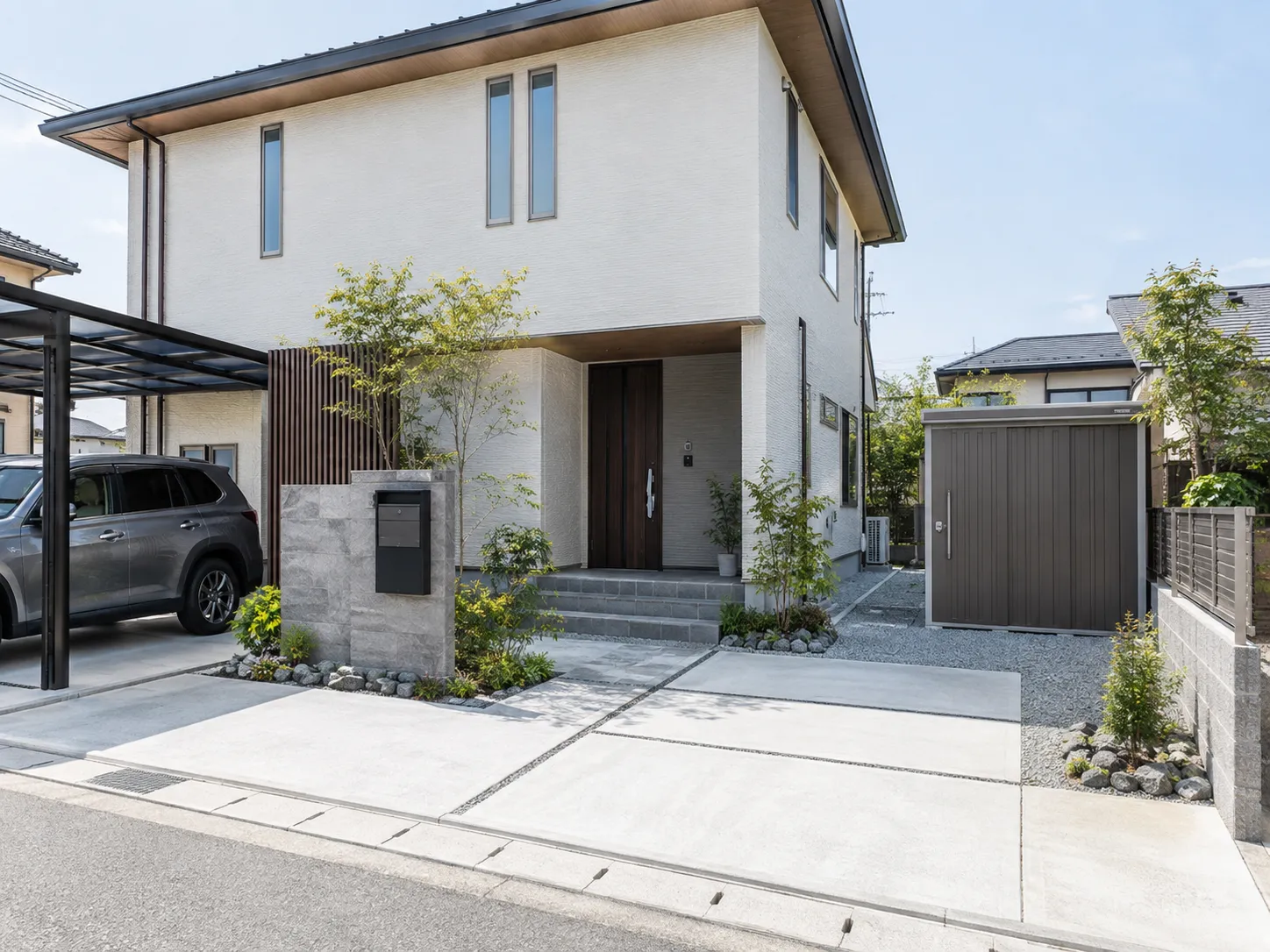 住宅の外構に設置された物置