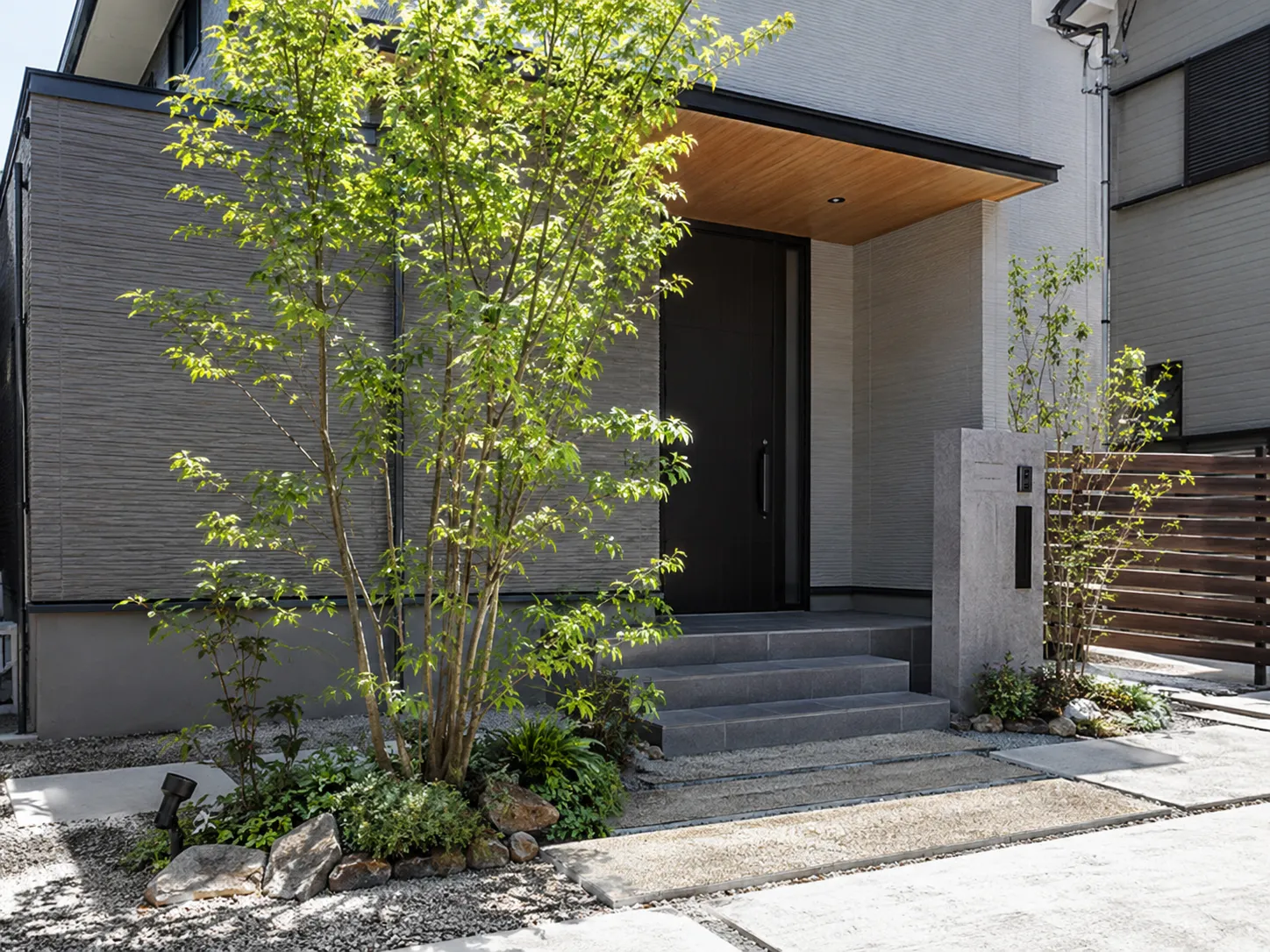 玄関まわりに植えたシンボルツリーのある外構の施工例